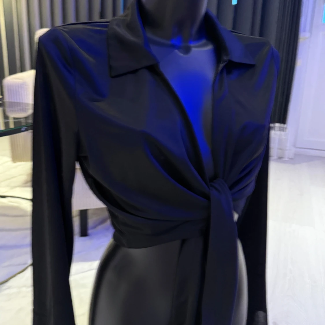 Svart omlottopp med knyt och krage - 2