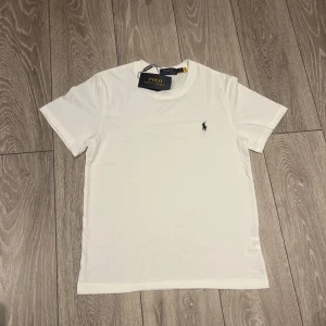 Polo Ralph Lauren T-Shirt - Hej, säljer denna helt nya polo Ralph Lauren T-shirten, den är i mycket bra skicka och aldrig använd!!  Storleken är S men den är lite större än S bara lite!!                                   