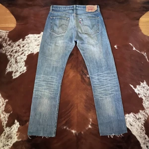 Levis 501 - Tjena! Säljer dessa Levis 501 jeansen med riktigt nice fades/tvätt, jeansen är i fint skick och är i storlek W32/L34, hör av dig vid funderingar!🙌
