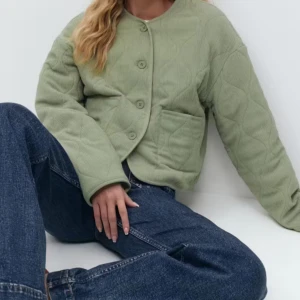 Grön quiltad manchesterjacka Monki - Snygg ljusgrön quiltad jacka från Gina. Jackan har rund halsringning, knäppning med fyra knappar framtill och två stora fickor. Croppad modell med loose fit och långa ärmar. Perfekt för lager-på-lager och chill stil.