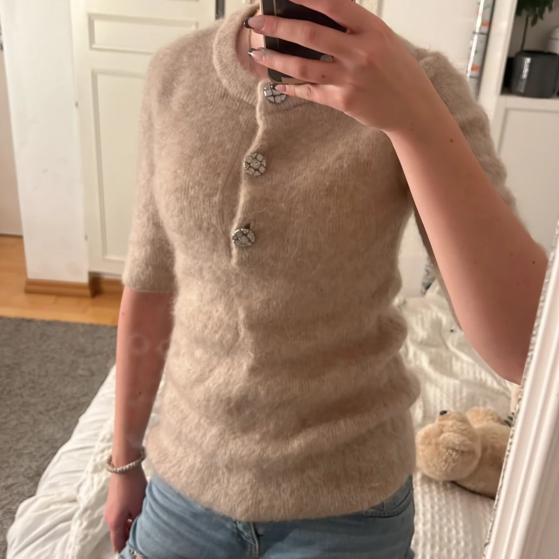 Beige stickad tröja med kristallknappar - 2