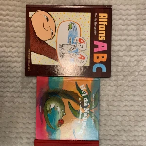Alfons ABC - Upptäck alfabetet med Alfons! En färgglad och lekfull bok där bokstäverna får liv genom roliga illustrationer och humoristiska scener. Perfekt för dig som vill lära dig ABC på ett kul sätt.