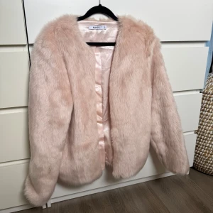 Ljusrosa pälsjacka från NA-KD - Fluffig rosa pälsjacka som inte kommer till användning längre, inga skador eller fläckar💕🩷(inte äkta päls)
