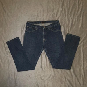 Nudie jeans - Tjena! Säljer ett par mörkblå Nudie Jeans i nyskick, storlek W30 Perfekta om du vill ha ett par fräscha jeans med bra passform. Hör av dig om du har frågor eller funderingar!