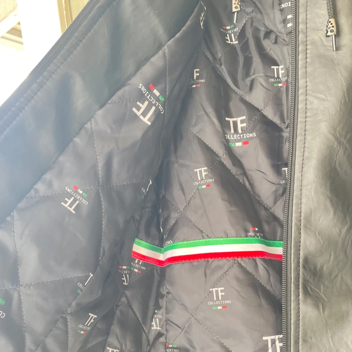 Svart skinnjacka med huva från H&M - 3