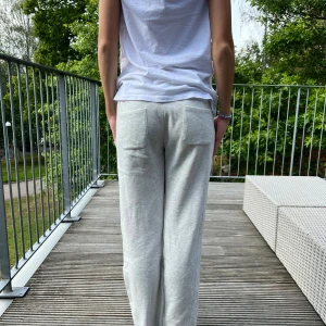 De virala Grå mjukisbyxor med snörning från lager 157!! - Snygga ljusgrå mjukisbyxor med raka ben och bred resår i midjan. Byxorna har snörning framtill och stora fickor både fram och bak. Perfekta för en chill och avslappnad stil.