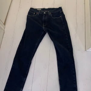 Levi's 512 mörkblå jeans W31 L30 - Tja! Säljer dessa as snygga och bekväma Levis jean. Dem är jätte enkla att styla och väldigt snyggt att ha till t.ex skolan, hänga med vänner osv. Nypris(1459kr) dem är använda kanske 4-5 gånger. Dem har ingen fläck eller effekt på dem men kan dubbel checka för er som vill köpa. Minsta lilla fråga så är det bara att skriva.!⭐️