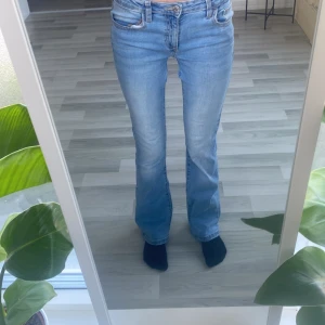 Bootcut jeans Bailey ljusblå 158 - Snygga ljusblå bootcut jeans från Bailey i klassisk denim. Modellen har fem fickor, normal passform och utsvängda ben. 