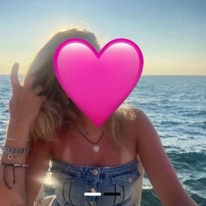 Jeanskorsett med knappar - Säljer en snygg axelbandslös jeanskorsett med knappar framtill och fickdetaljer vid bysten. Klänningen har en tight passform och är perfekt för sommardagar. Klassisk blå denim med coola sömmar och silverfärgade knappar.