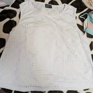 Vit linnetopp  - Superfin vit ärmlös linnetopp från Eight Sthlm.