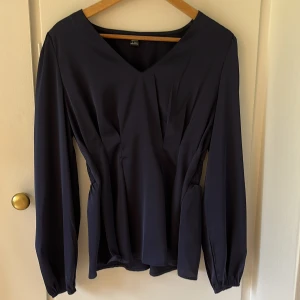 Mörkblå blus med v-ringning - Säljer en mörkblå blus från shien. Superfin till bara ett bar svarta byxor 