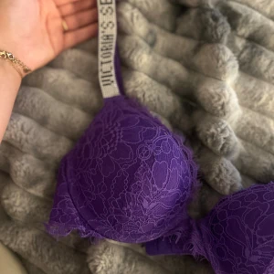 Lila spets-bh från Victoria's Secret - Säljer en snygg lila bh från Victoria's Secret med spetsdetaljer och vadderade kupor 💜70B!!