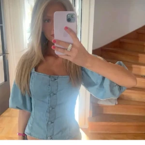 Super snygg jeansblus  - Säljer denna snygga jeansblus från HM som inte kommer till användning 