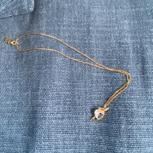 Guldig berlock från maria nilsdotter - Nypris är 4195 med kedjan. Orginalkedjan är desvärre borttappad så antingen kan ni få köpa min kedjan med berlocken eller bara berlocken🤭den är i bra skick och säljer pga att jag har bytt till silver💞 (Kedjan som är på just nu är från edblad) priset är för kedjan och berlocken! Skriv alltid vid frågor🫶🏻 KAN ÄVEN ANVÄNDAS SOM ÖRHÄNGE😍