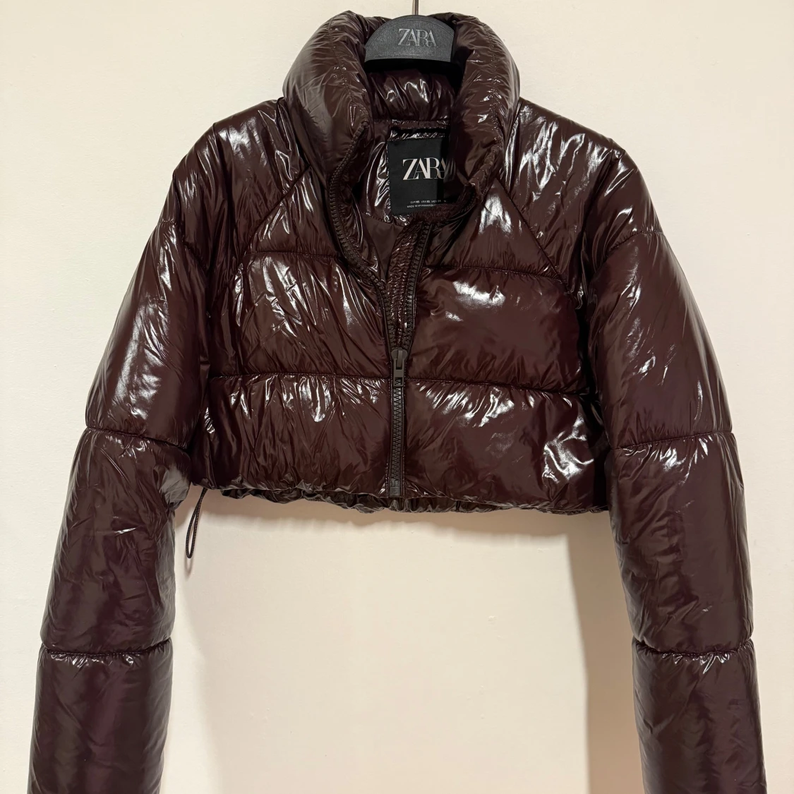 Croppad brun pufferjacka från Zara