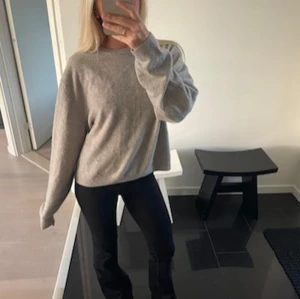 Beige tröja 100% Kashmir  - Supermjuk beige kashmirtröja från H&M i storlek XS. Tröjan har en loose passform, rund halsringning och långa ärmar. Perfekt för lager-på-lager och chill dagar. Enkel och stilren design som funkar till allt. Använd en gång endast