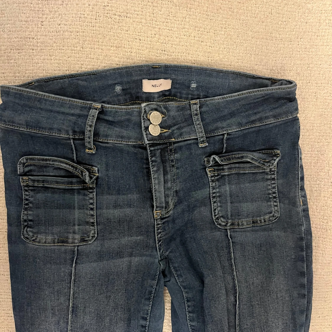 Blå bootcut jeans från Nelly