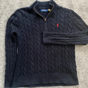 Polo Ralph lauren Tröja - Tvär snygg och efterlyst tröja från Polo Ralph lauren. Skick 10/10 | Självklart äkta | nästan ny/knapp använd | säljer eftersom denr alldeles för stor för mig | Hör av dig om du har mer frågor eller bilder 🙏
