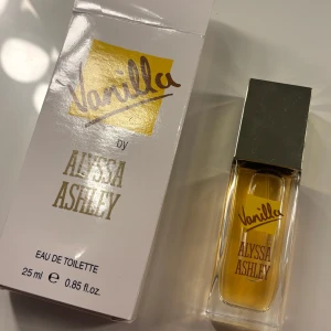 Alyssa Ashley Vanilla EdT 25ml - Vanilla by Alyssa Ashley Eau de Toilette, 25 ml. Doften är söt och varm vanilj. Har aldrig användas utan bara bruten förpackning, så helt ny! Vid frågor är det bara att höra av sig!!💞
