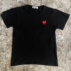 Svart Comme des Garçons Play t-shirt CDG - Svart t-shirt med inbroderad CDG logga