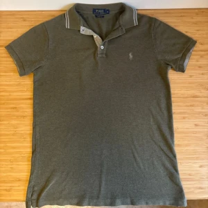 Polo piké - Säljer en stilren Polo Ralph Lauren piké i nyskick🙌🏼 Pikén är i storlek S och givetvis Äkta! Skriv vid mina lilla fundering🗣️