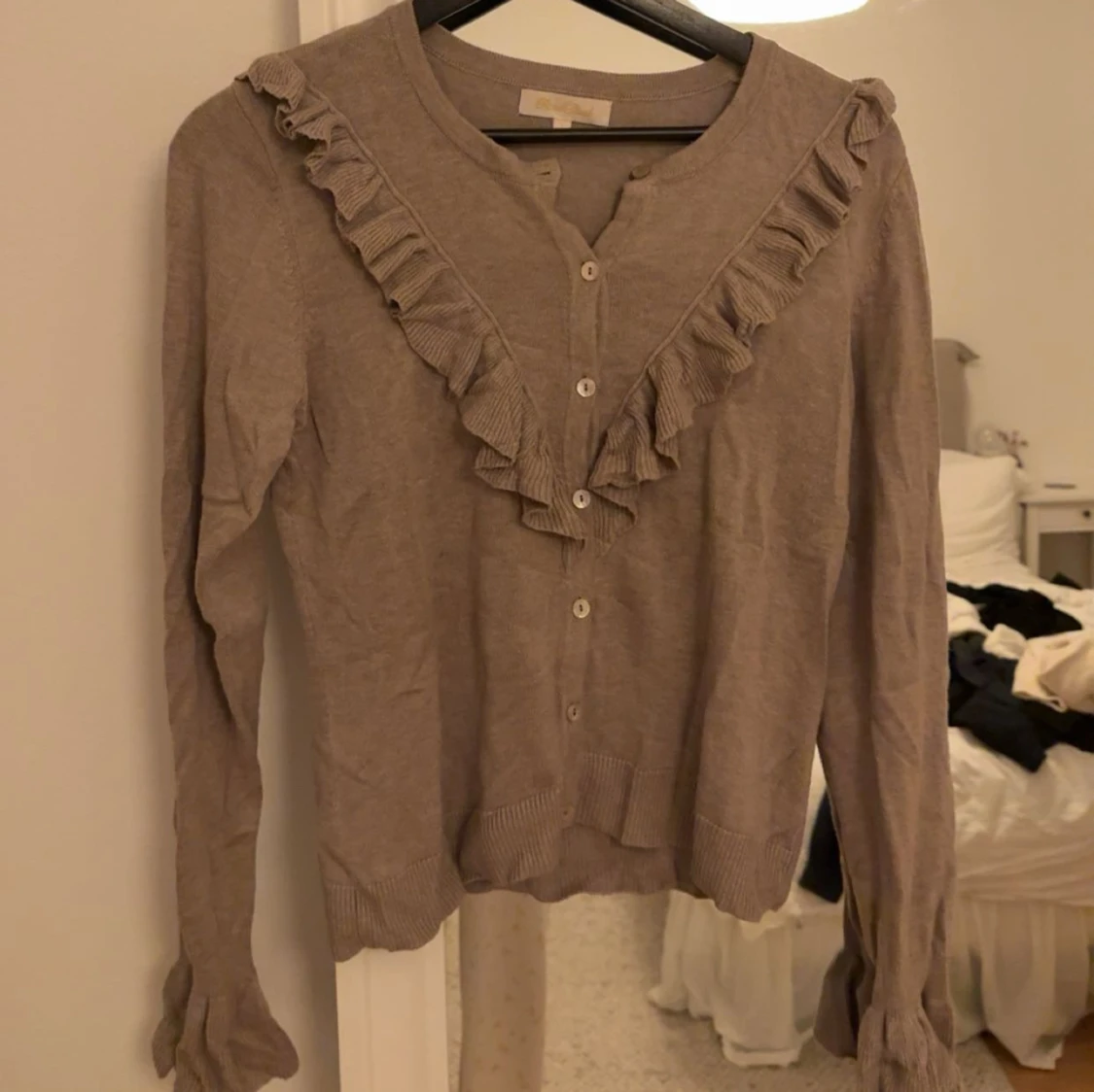 Beige kofta med volang från RoseBud - 1