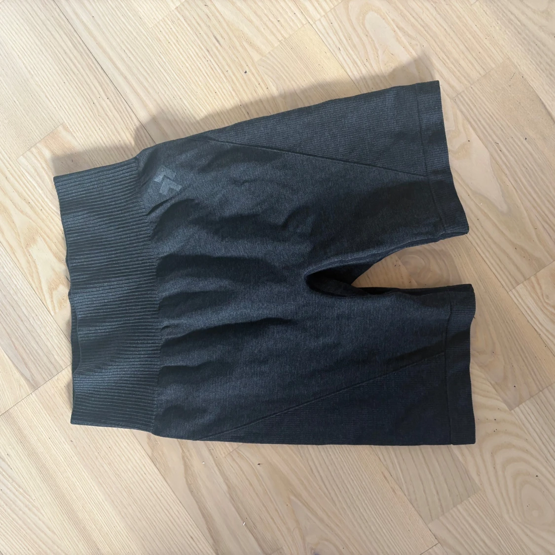 Mörkgrå seamless träningsshorts