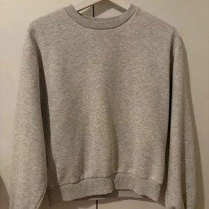 Grå sweatshirt  - Grå sweatshirt från Gina i storlek Xs, använd lite men fint skick! 💕