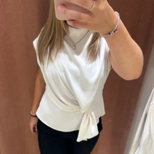 Zara topp  - Assnygg topp ifrån Zara med knyte där fram!!💕💕
