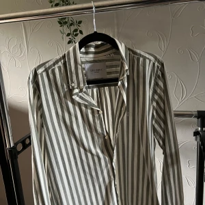 Randig skjorta från Les Deux - En riktigt snygg skjorta från Les Deux knappt använd storlek S men passar även M! Ny pris 1600. Pris går att diskutera!