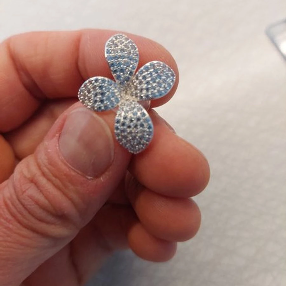 Glittriga blomformade örhängen från SNÖ - 1