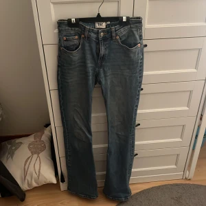 Blå low bootcut jeans från 157 - Snygga blå jeans från 157 med low bootcut-passform. 
