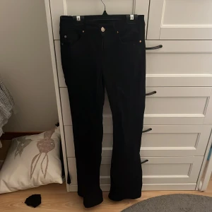 Svarta bootcut jeans från Vero Moda - Svarta jeans från Vero Moda med bootcut.