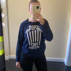 Zadig & Voltaire tröja - Säljer en blå och svart randig långärmad tröja från Zadig & Voltaire, använd fåtal gånger