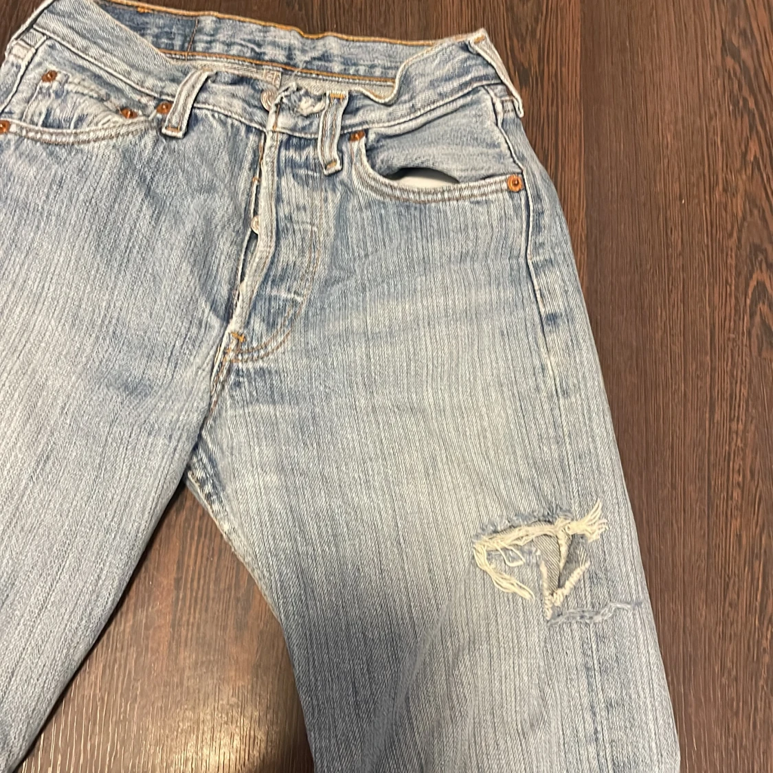 Levi's 501 ljusblå slitna jeans - 1