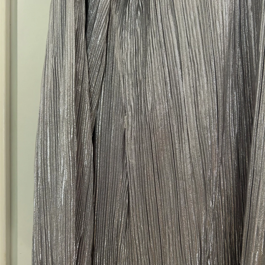 Glittrig silverklänning med volanger