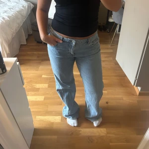 NA-KD jeans - Lpgmidjade jeans från nakd, uppsydda ca fem cm