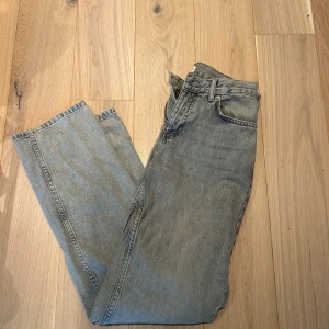 Grå raka jeans - ljusgrå raka jeans från gina tricot mid waist. knappt använda. supersnygga och bra passform