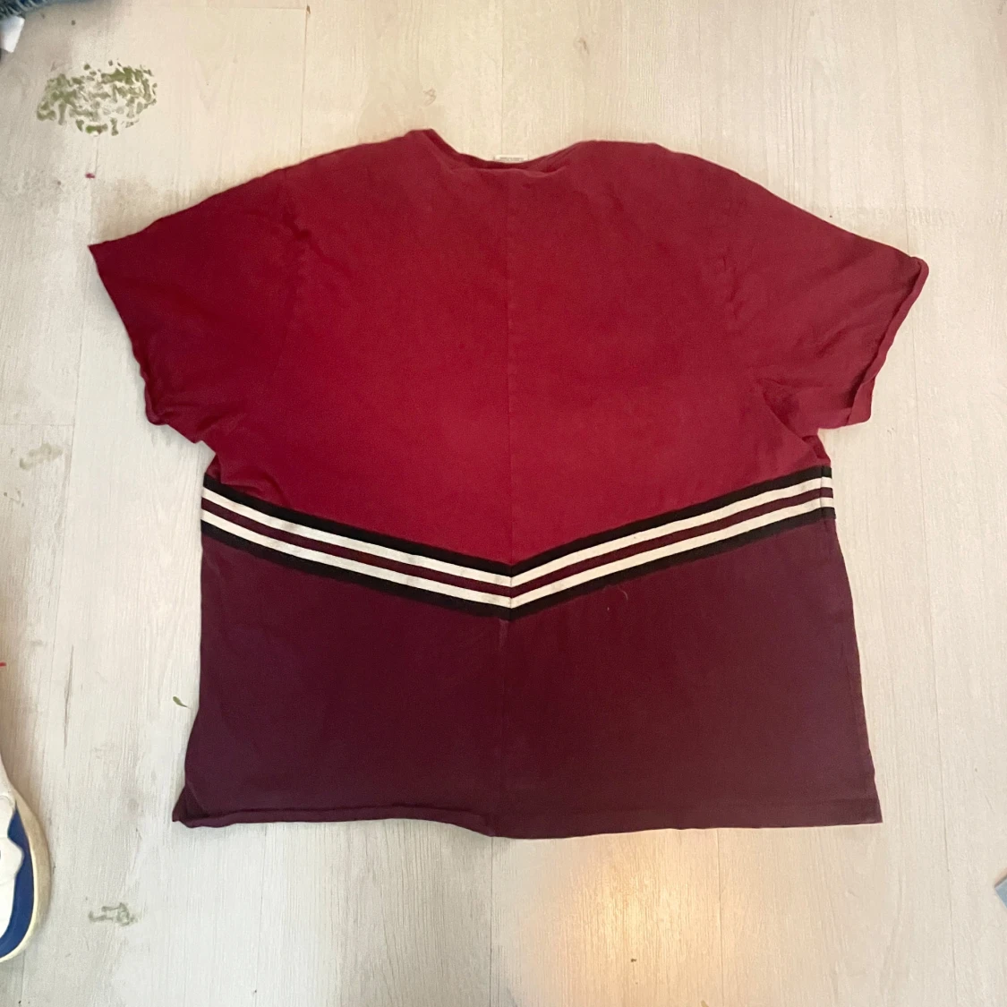 Vinröd Adidas t-shirt med ränder - 1