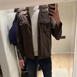 Overshirt italiensk vintage ull - Riktigt schysst overshirt köpt på Jaber i Uppsala. Italiensk vintage ull är materialet, strl M. Köpt för 4999kr. Använd sparsamt. I princip nyskick.