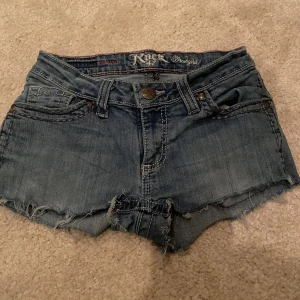 Lågmidjade shorts - Säljer ett par blå jeansshorts från Rock 47 by Wrangler. De är lågmidjade. Skriv för mer info, pris kan diskuteras.