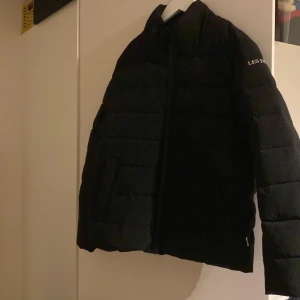 Les deux jacka - Väldigt varm och puffrig. Ingen luva, inga hål eller skador. Storlek 146/152. Köpt på kidsbrandstore på rea för c:a 900kr