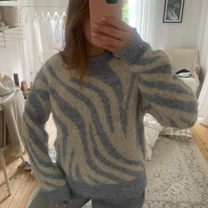 Stickad zebramönstrad tröja blå/beige - Supermysig stickad tröja!!