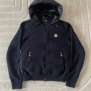 Moncler Backpadded Cardigan Navy - Väldigt ovanlig och eftertraktad | L men sitter som M | Nypris 10000kr | Kvitto finns | självklart äkta