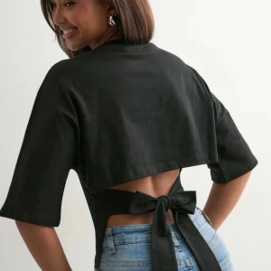 open back tee  - populära tröjan från nelly i svart 💕