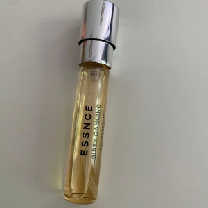 Essnce Dirty Dancing EdP 8ml - Smidig 8 ml Eau de Parfum från Essnce med namnet Dirty Dancing. Perfekt storlek för väskan och enkel att ta med överallt. 
