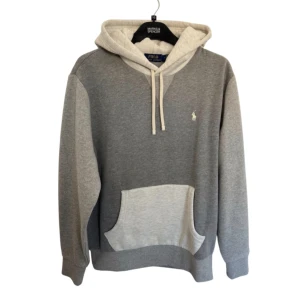 Grå hoodie från Polo Ralph Lauren - Säljer en  grå hoodie från Polo Ralph Lauren med ljusgrå huva. Svin bra skick, storlek m passar S 