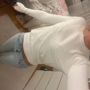 Vit långärmad tröja med guldknappar - Säljer en superfin vit tröja då den inte kommer till användning! Den är köpt på Vinted så vet inte hur mycket tröjan används sen innan🥰