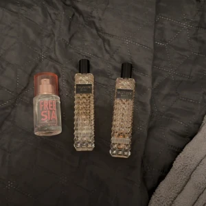 Valentino Donna & Solinotes Freesia - Två Valentino Donna Born in Roma och en Solinotes Freesia Eau de Parfum. Perfekt för dig som vill testa olika dofter från populära märken. Smidiga flaskor som är enkla att ta med i väskan. Volym och ingredienser syns ej på bilderna. Säljer för mycket billigt pris, då två nya valentino parfymer kostar 2000