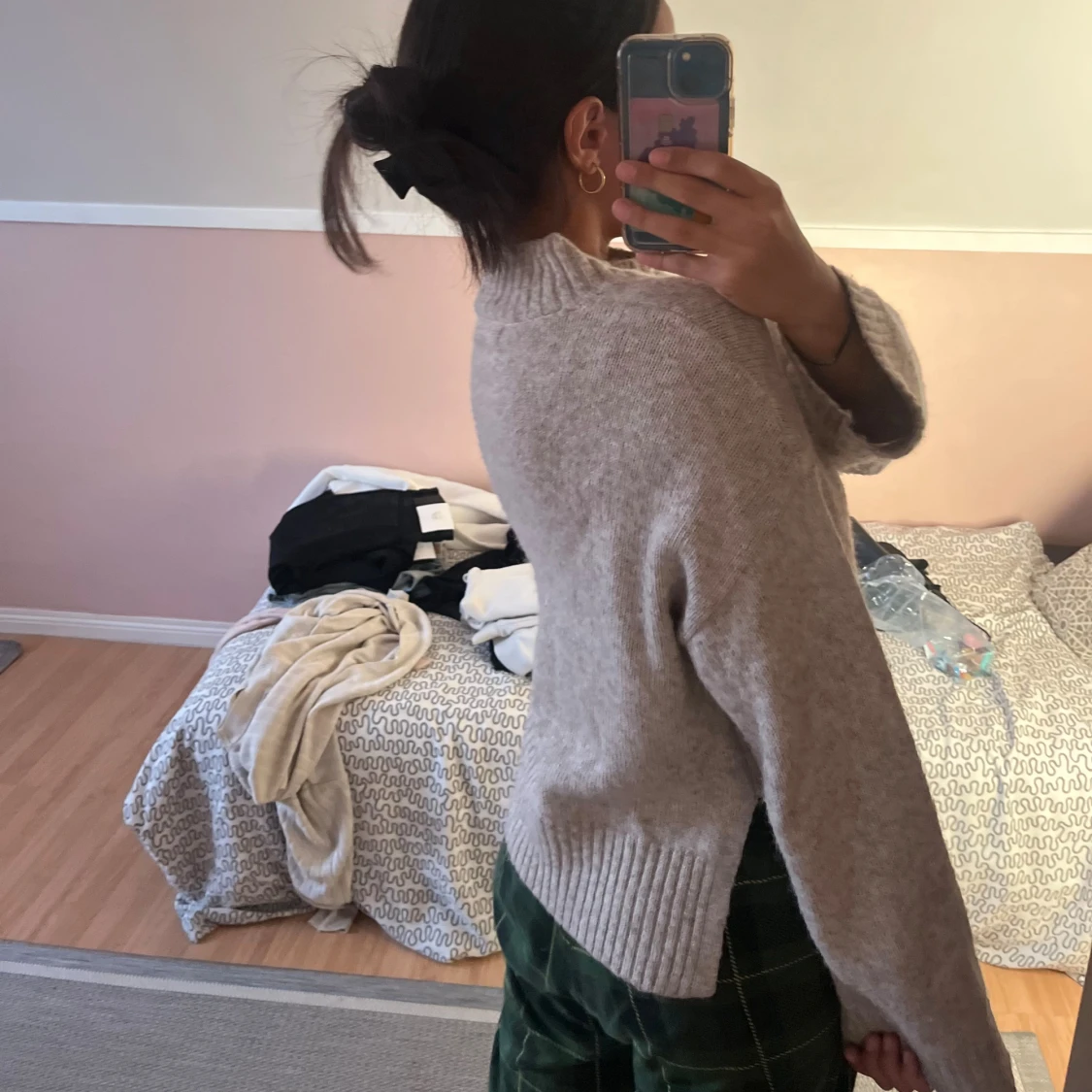 Beige stickad tröja med hög krage - 2